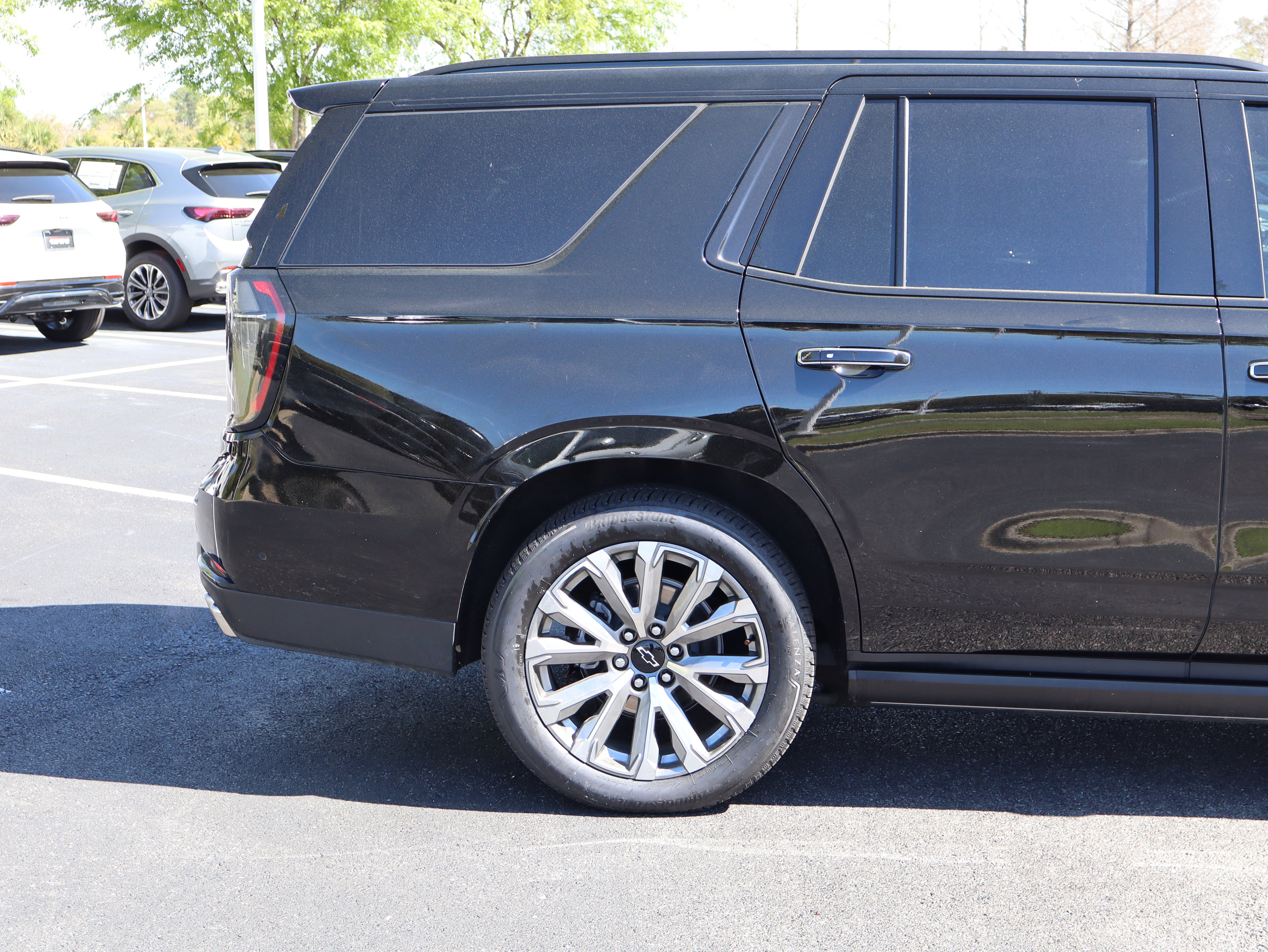 Used 2025 Chevrolet Tahoe High Country AWD/4WD image 10