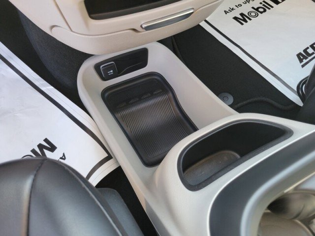 Used 2023 Chrysler Pacifica Touring-L image 19