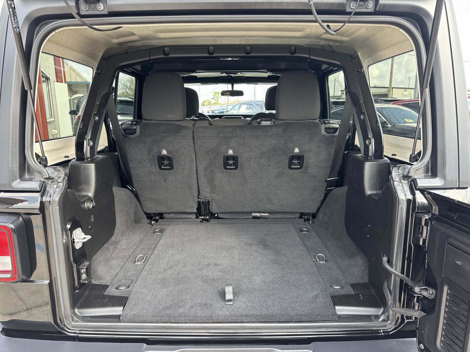 Used 2019 Jeep Wrangler Unlimited Sahara AWD/4WD image 8