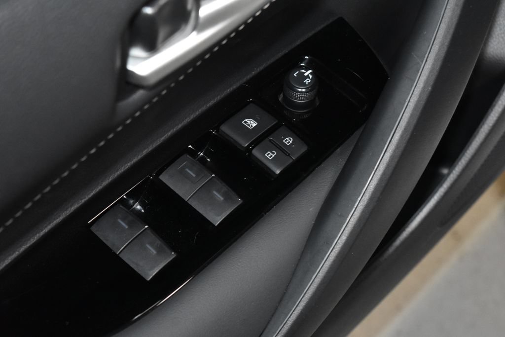 Used 2023 Toyota Corolla SE w/ SE Premium Package FWD image 5