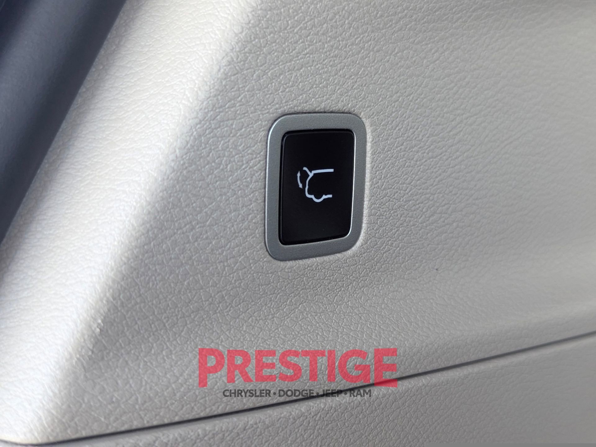 Used 2024 Chrysler Pacifica Touring-L image 10