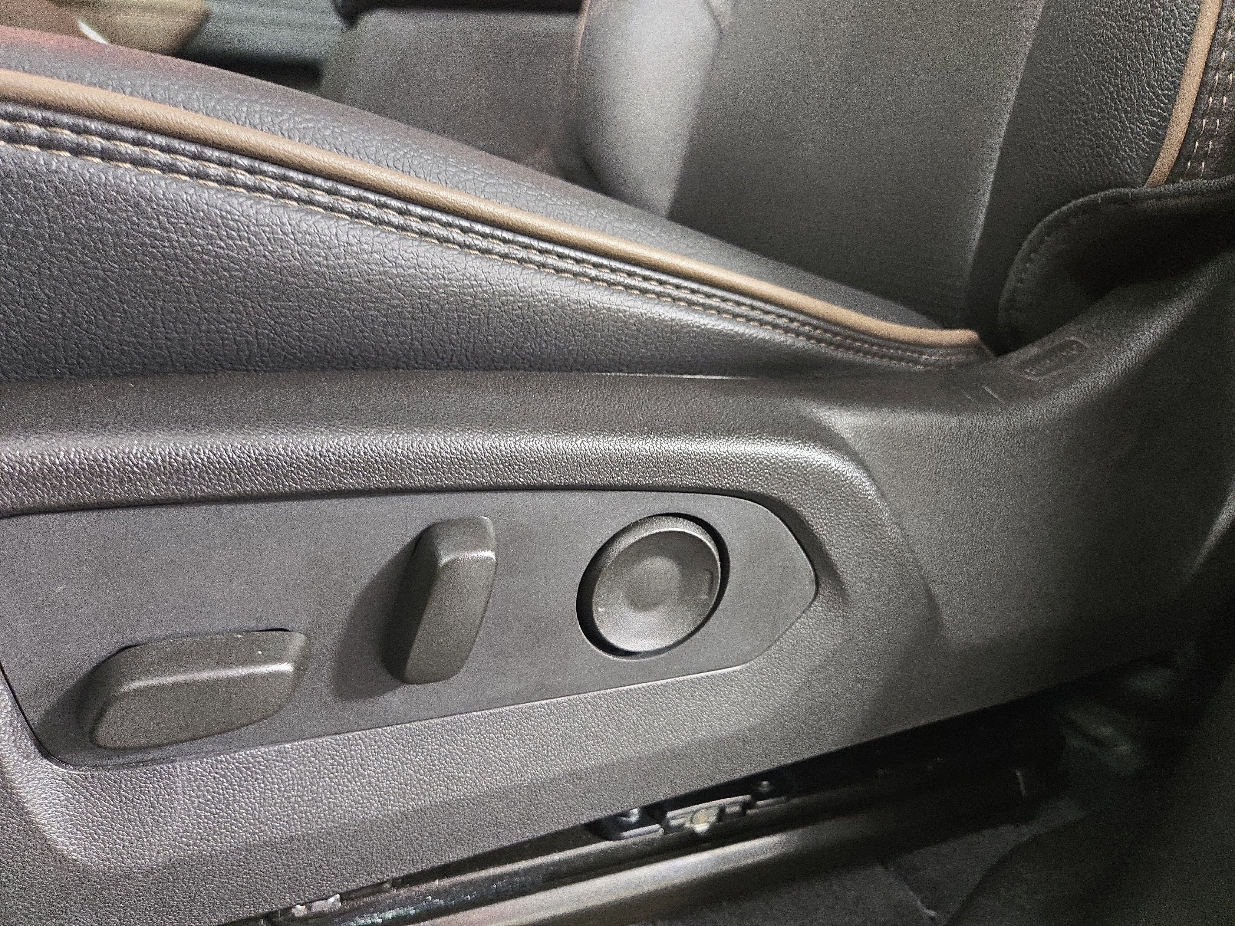 Certified 2025 GMC Canyon Denali w/ LPO, Denali Black Edition image 34