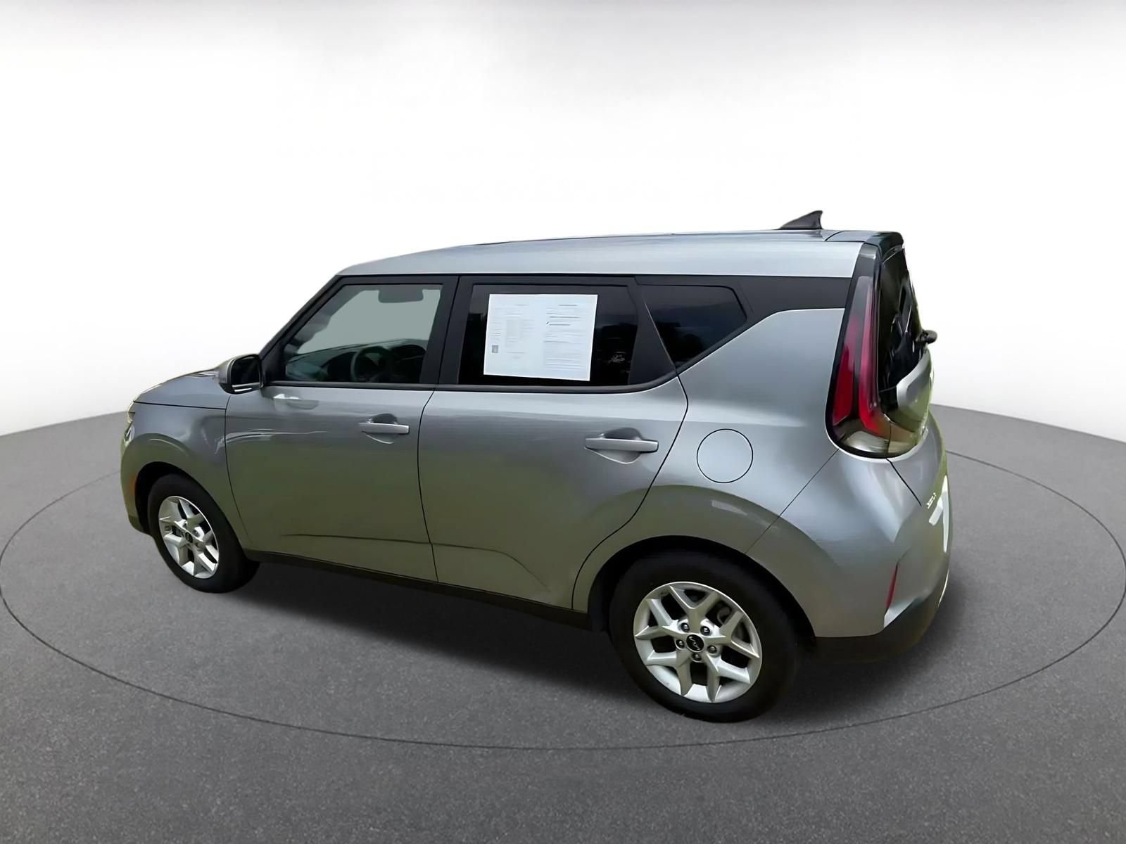 Used 2025 Kia Soul LX w/ LX Technology Package FWD image 9