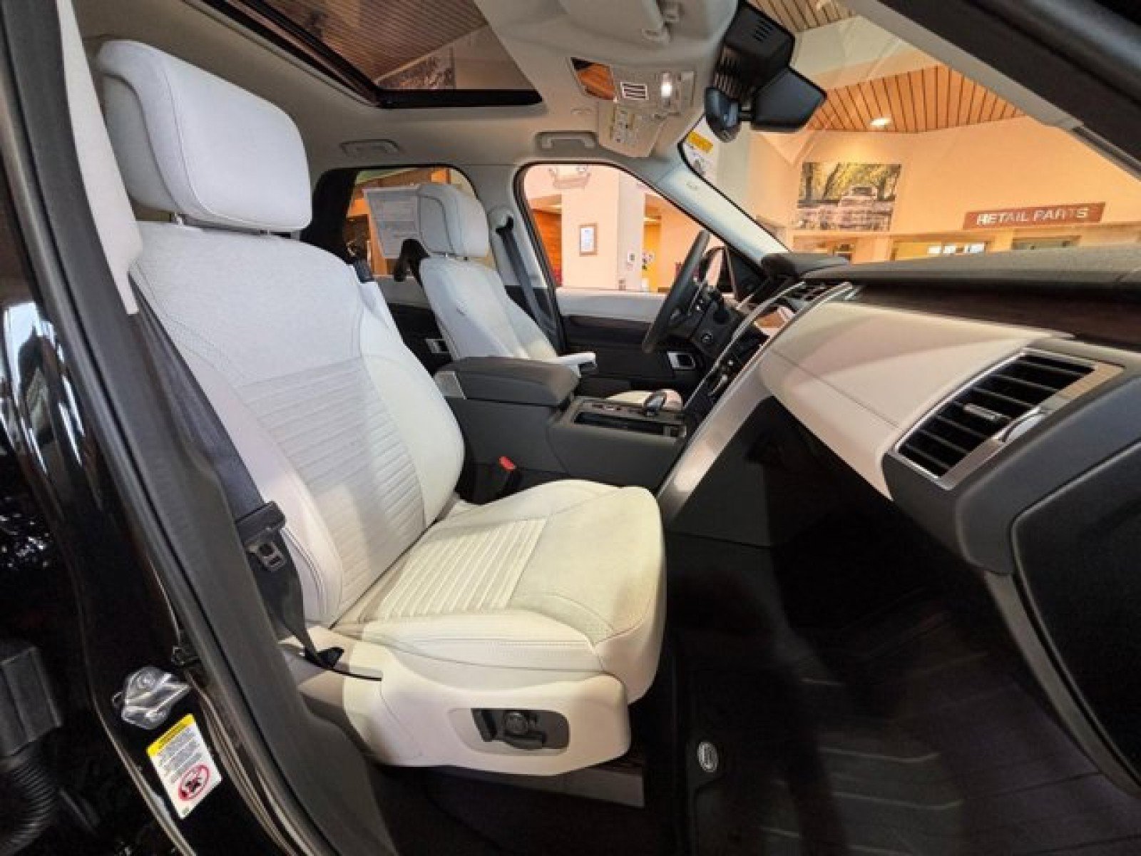 Certified 2024 Land Rover Discovery S image 20