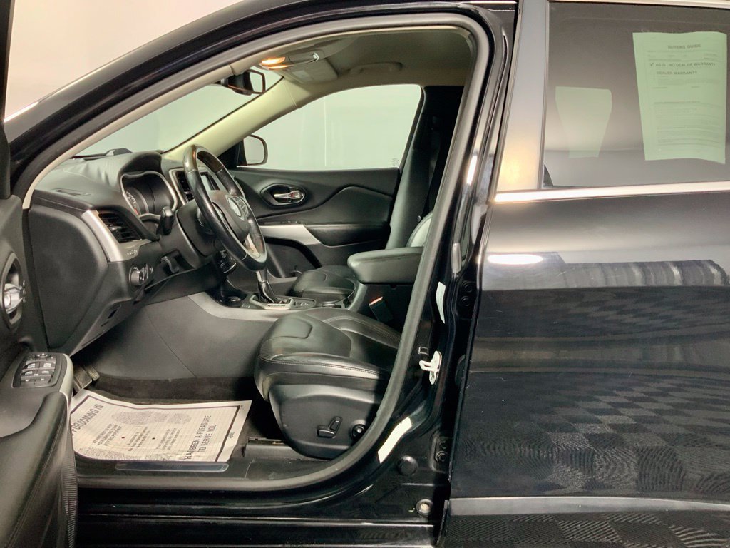 Used 2018 Jeep Cherokee Overland w/ Technology Group AWD/4WD image 16