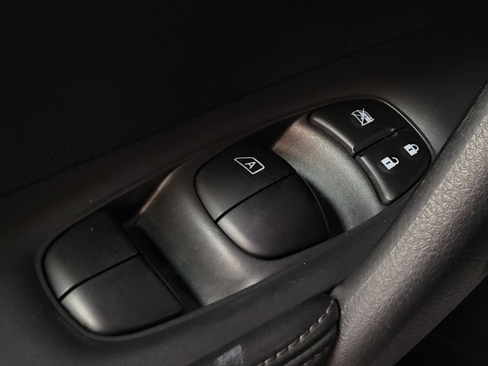Used 2018 Nissan Rogue SV AWD/4WD image 27