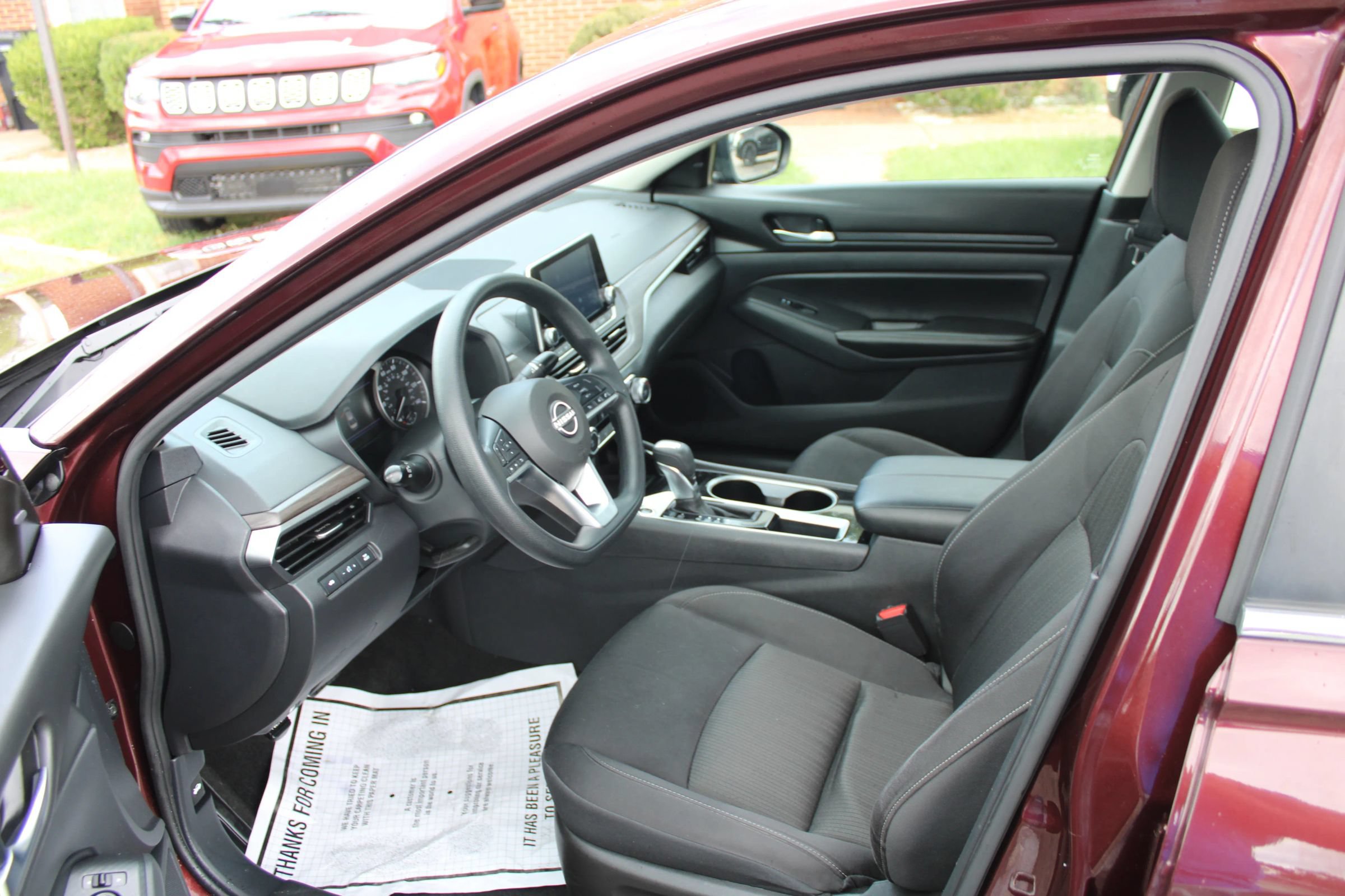 Used 2024 Nissan Altima 2.5 SV FWD image 9