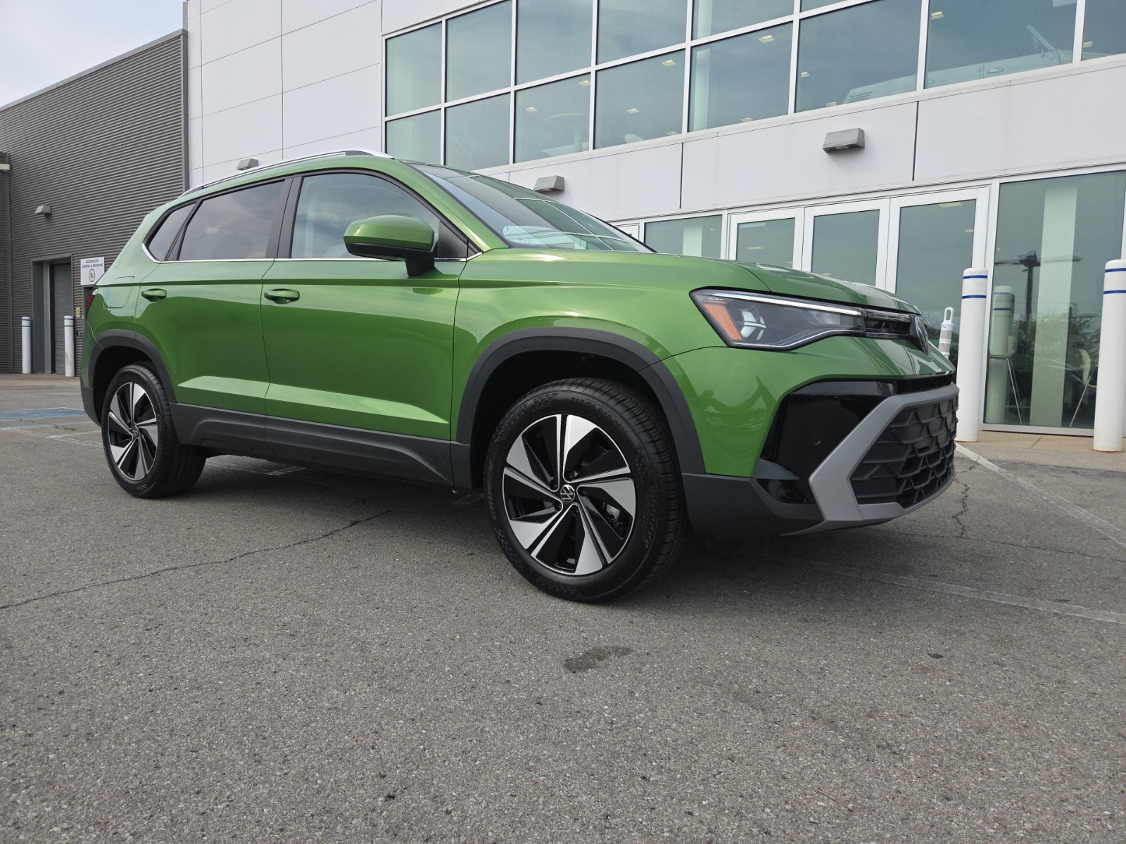 New 2027 Volkswagen Taos SE AWD/4WD image 3