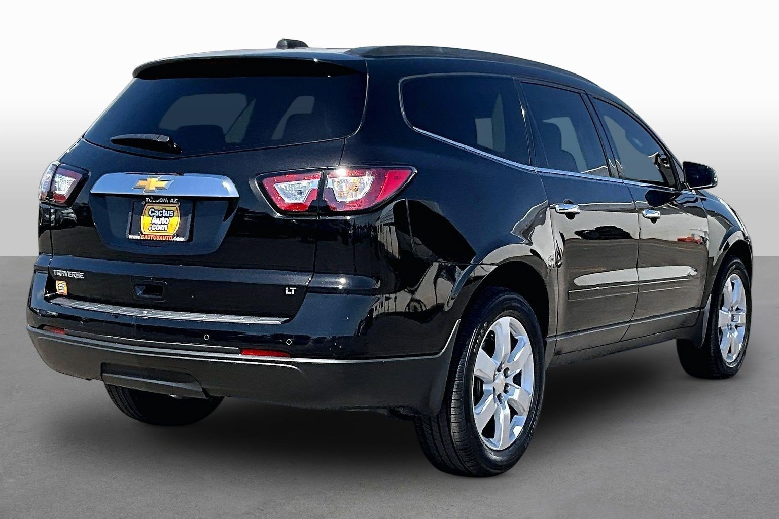 Used 2017 Chevrolet Traverse LT w/ Style and Technology Package FWD image 2
