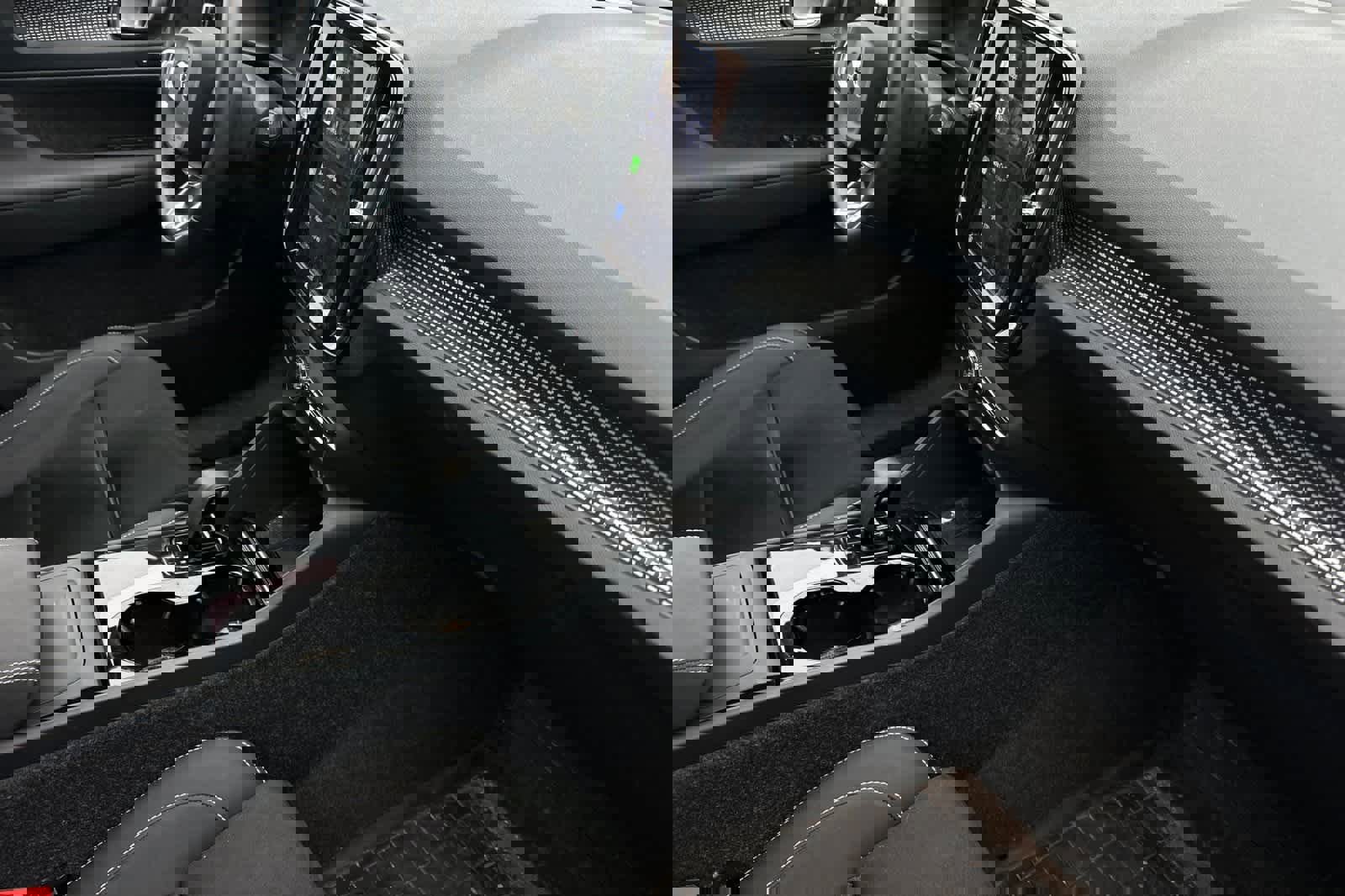 Used 2022 Volvo XC40 P8 Recharge Plus image 18