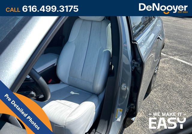 Used 2024 Cadillac Lyriq Luxury AWD/4WD image 16