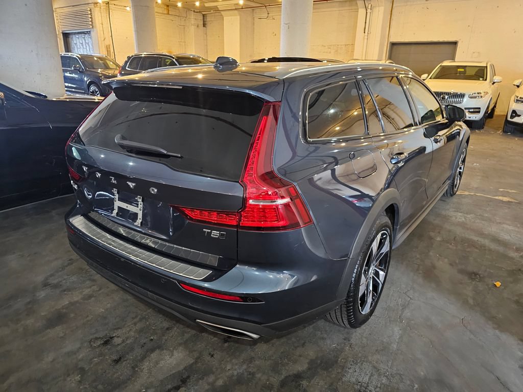 Used 2020 Volvo V60 T5 Cross Country AWD/4WD image 4