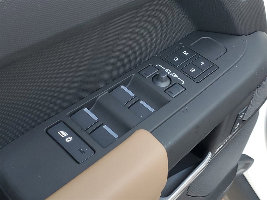New 2026 Land Rover Defender 130 X-Dynamic SE image 12