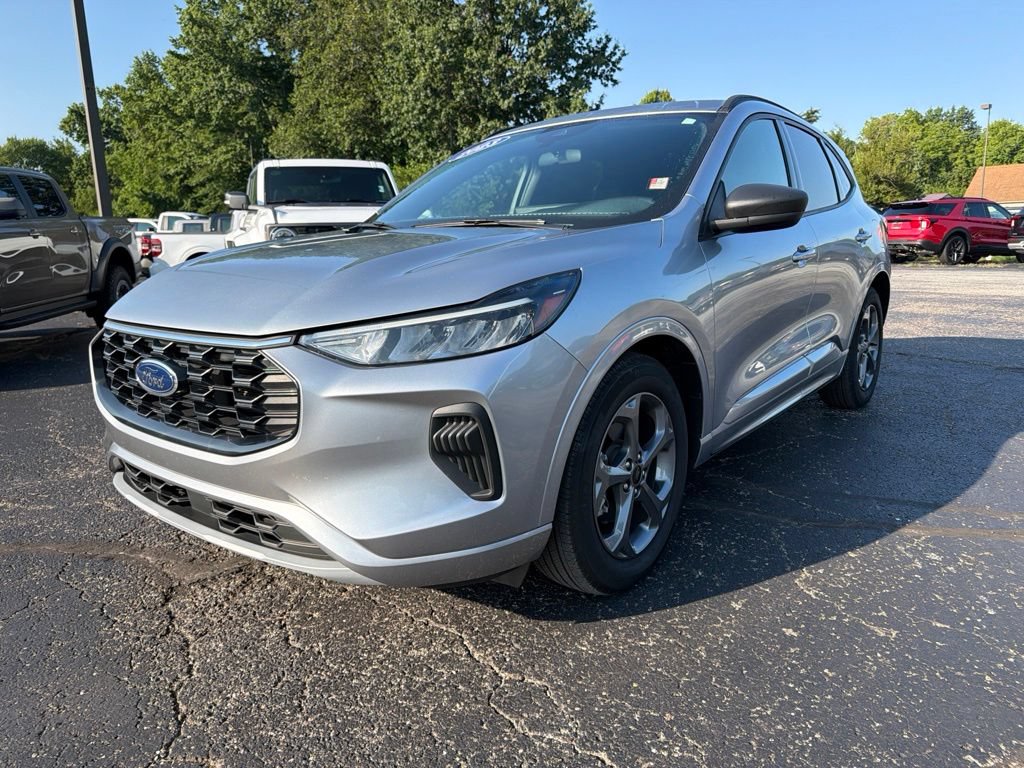 Used 2023 Ford Escape ST-Line w/ Tech Pack #1 FWD image 2