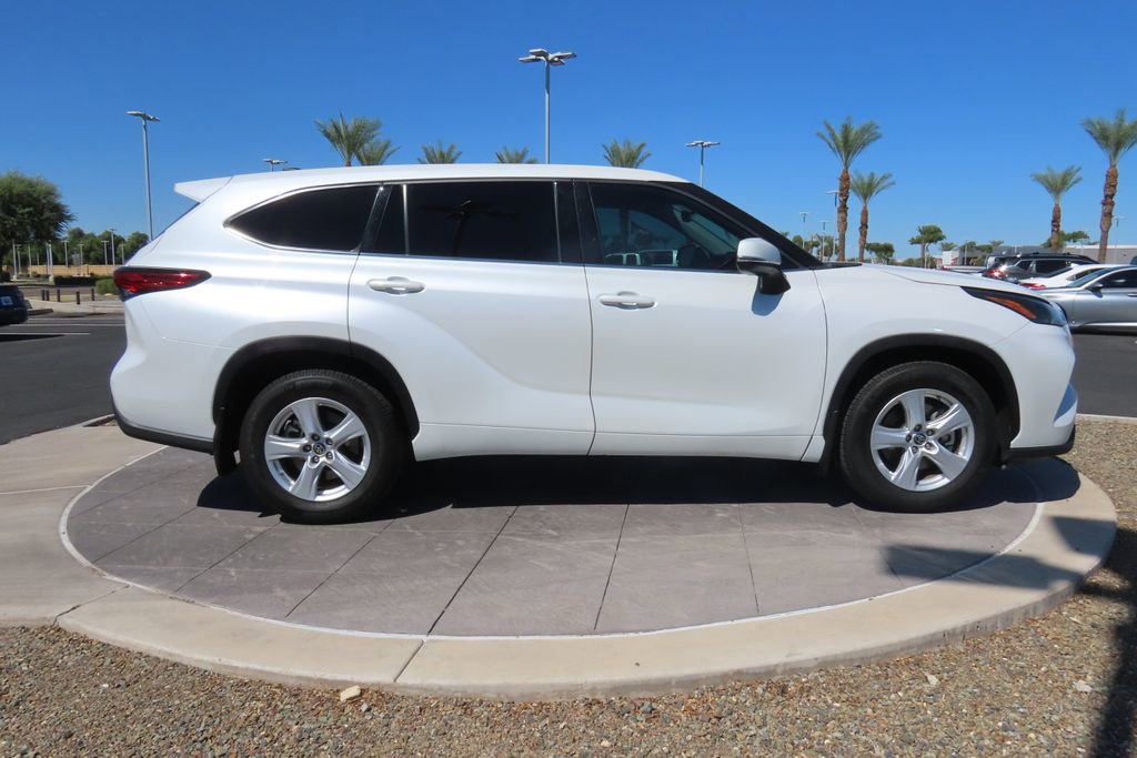 Certified 2022 Toyota Highlander L image 4