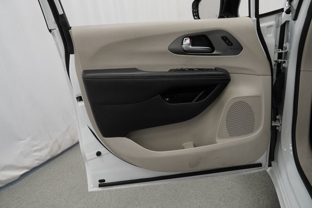 Used 2024 Chrysler Pacifica Limited FWD image 40