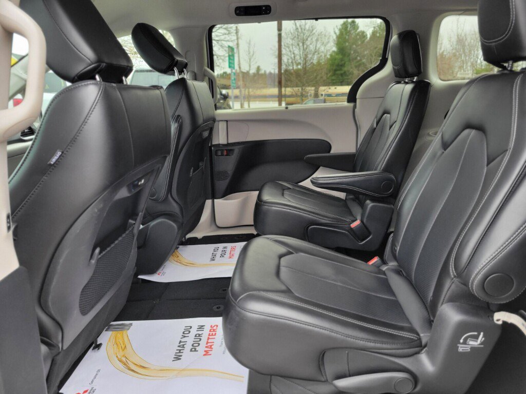 Used 2024 Chrysler Pacifica Touring-L image 14