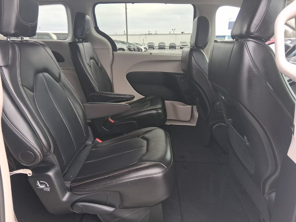 Used 2024 Chrysler Pacifica Touring-L FWD image 17