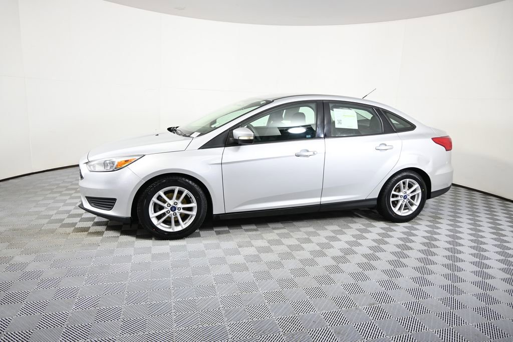 Used 2017 Ford Focus SE FWD image 2
