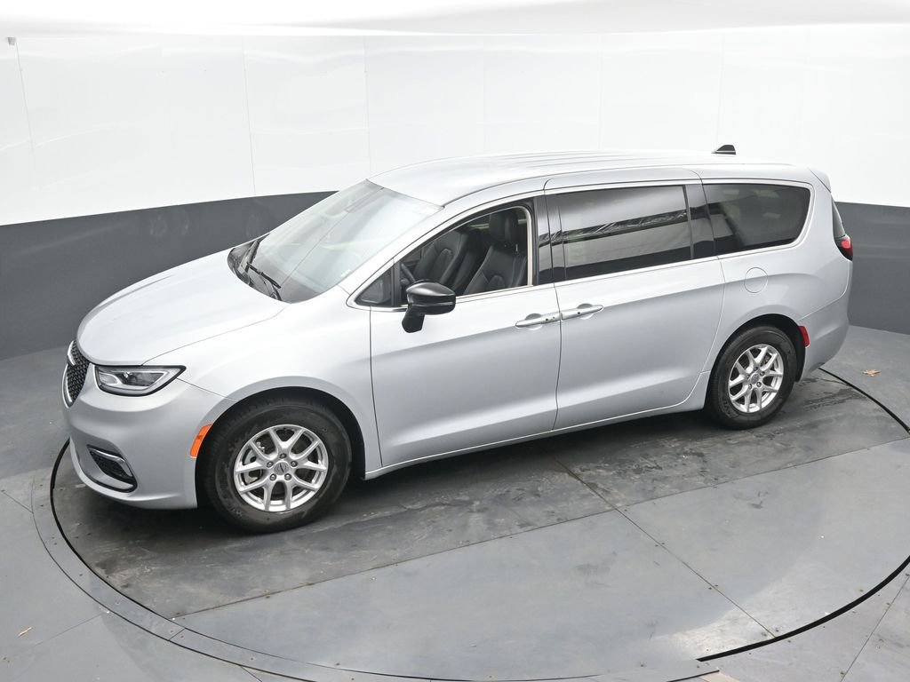 Used 2024 Chrysler Pacifica Touring-L FWD image 35