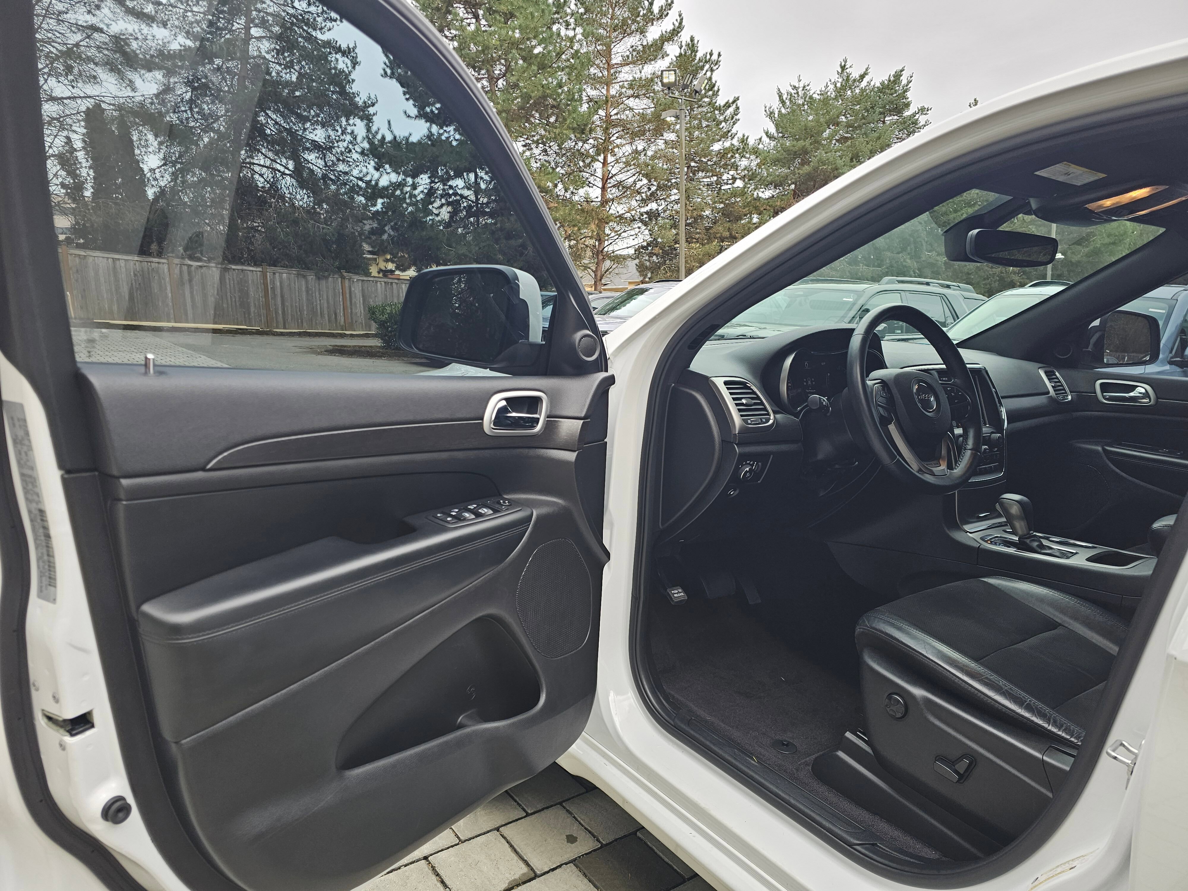 Used 2018 Jeep Grand Cherokee Altitude AWD/4WD image 18