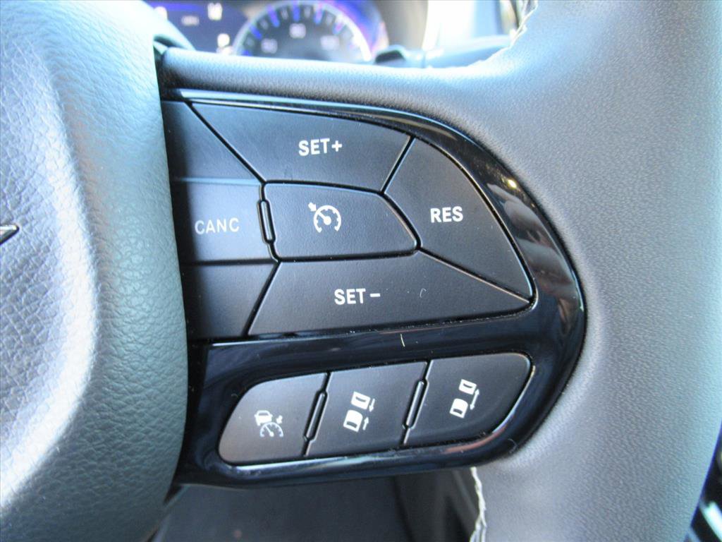 Used 2025 Chrysler Pacifica Limited image 17