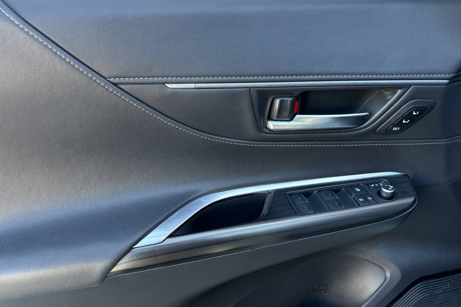 Used 2024 Toyota Venza Limited AWD/4WD image 13