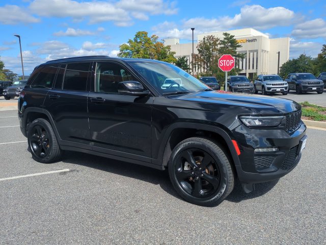 Used 2023 Jeep Grand Cherokee Limited w/ Black Appearance Package AWD/4WD image 2
