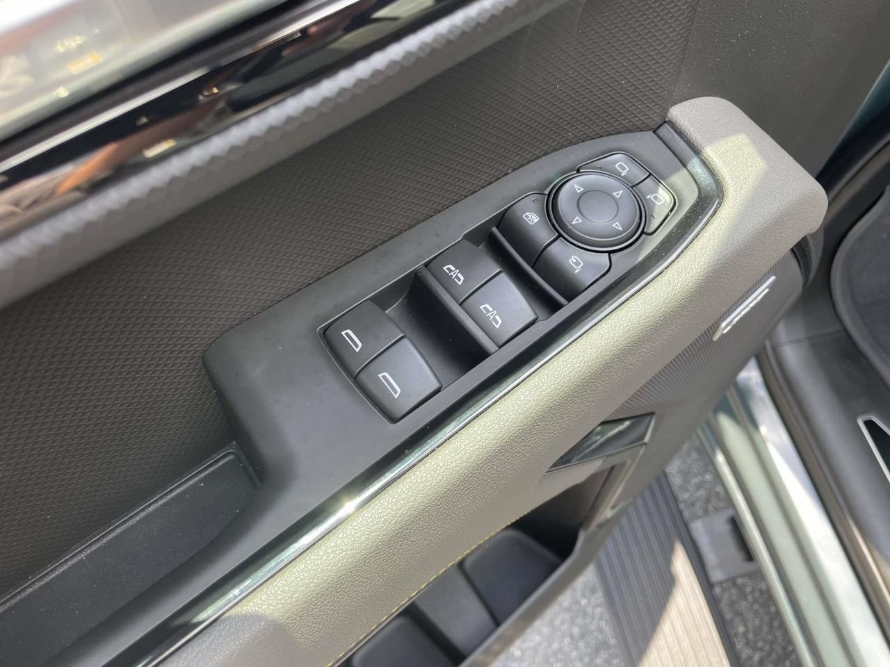 Used 2025 Chevrolet Silverado 1500 ZR2 w/ Technology Package AWD/4WD image 18