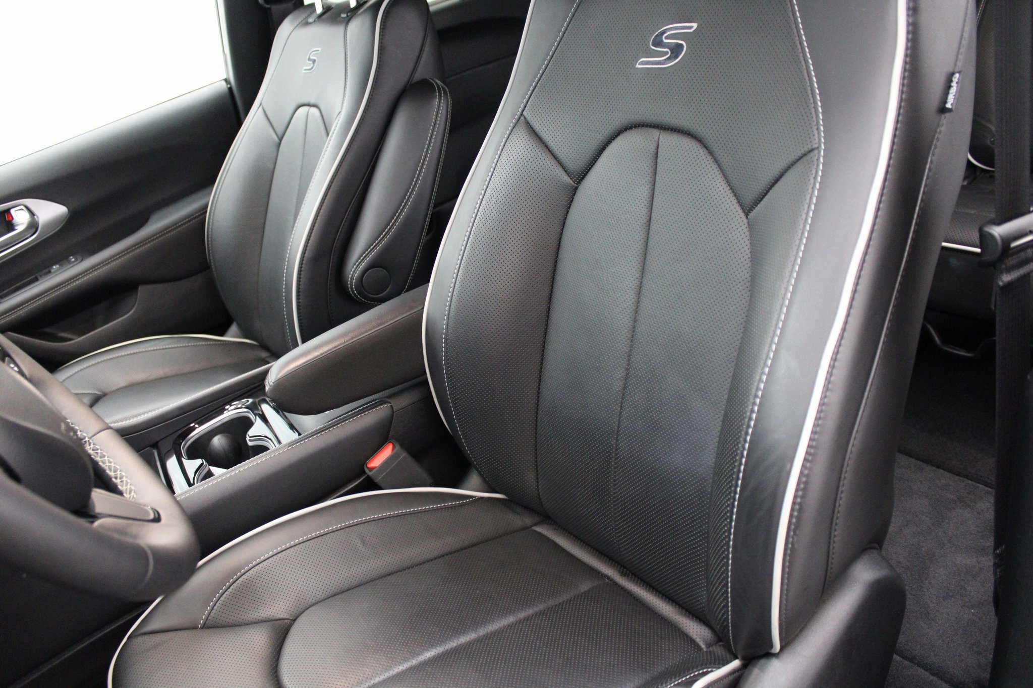 Used 2025 Chrysler Pacifica Limited image 12