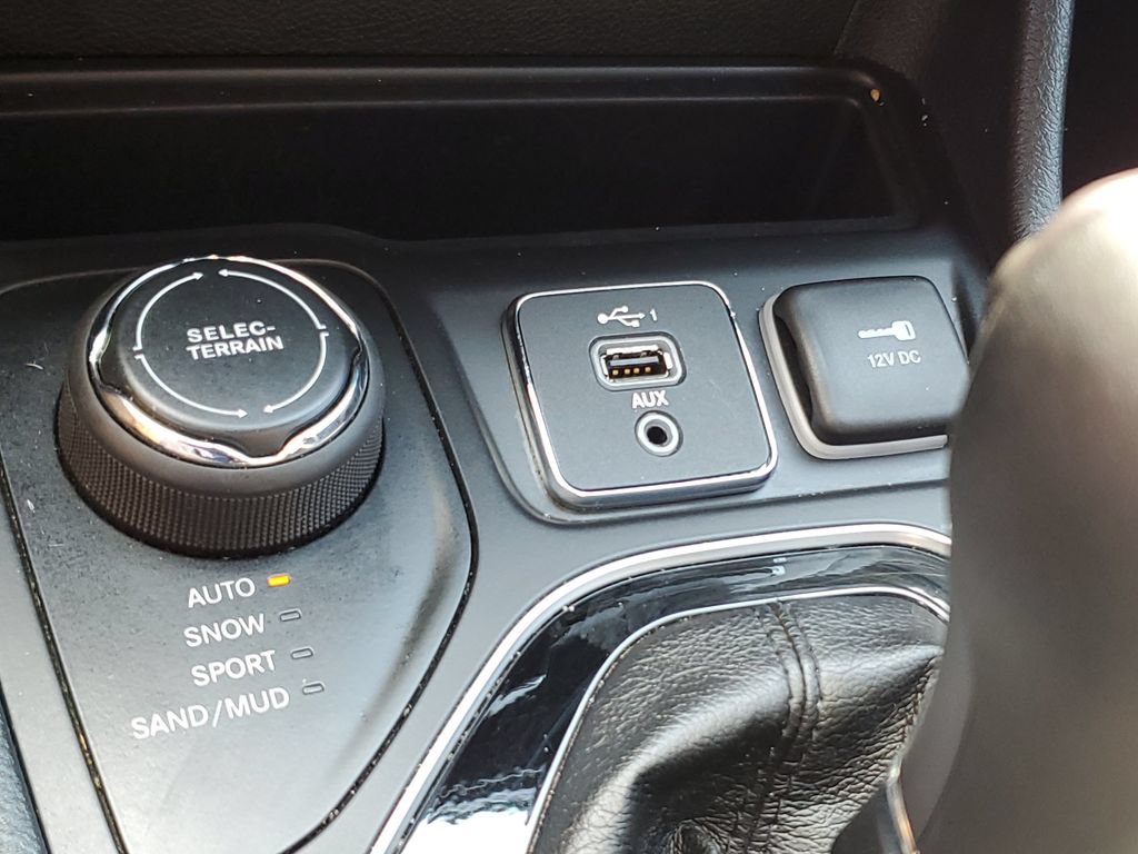 Certified 2019 Jeep Cherokee Limited AWD/4WD image 30