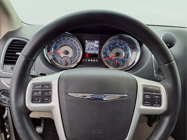Used 2014 Chrysler Town & Country Touring image 13