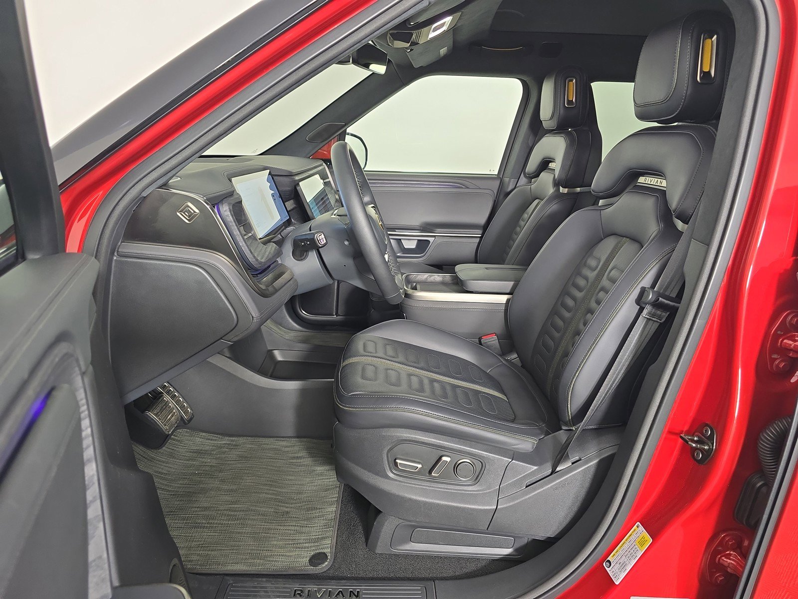 Used 2023 Rivian R1S Adventure image 20