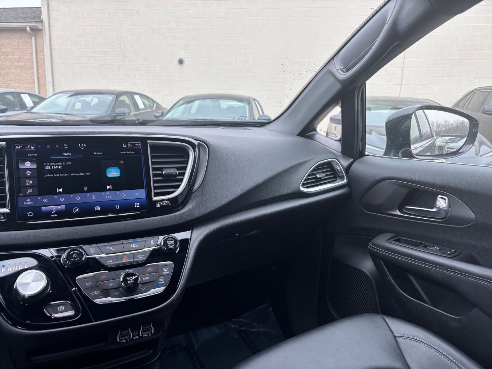 Used 2025 Chrysler Pacifica Select image 38