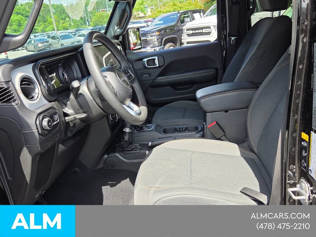 Used 2025 Jeep Wrangler Unlimited Sahara AWD/4WD image 7