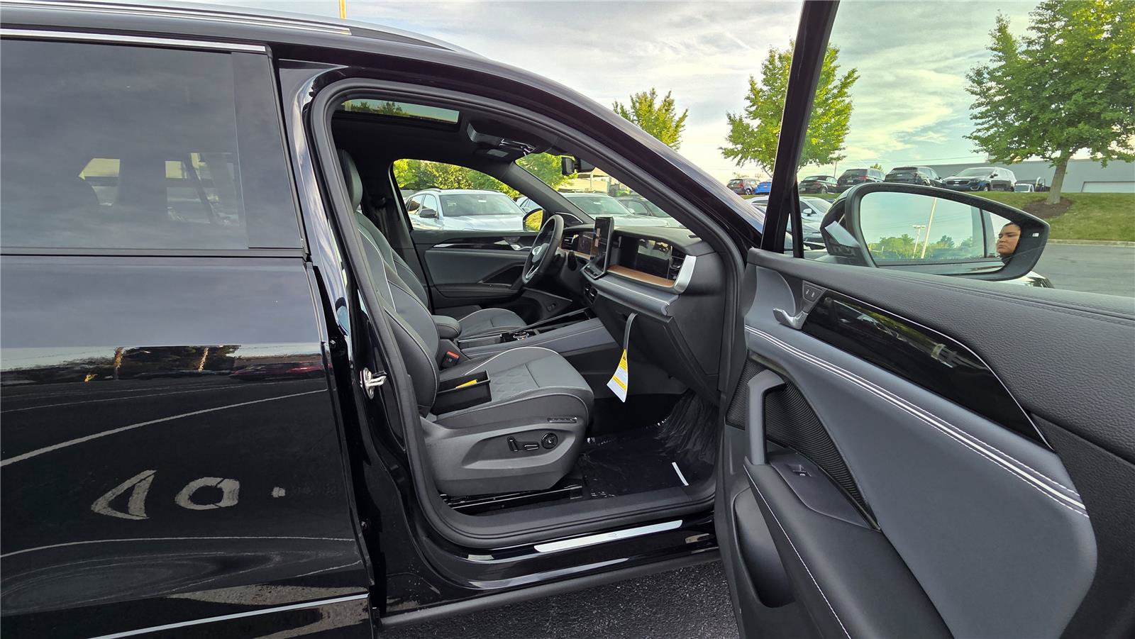 New 2026 Volkswagen Tiguan SEL R-Line AWD/4WD image 29