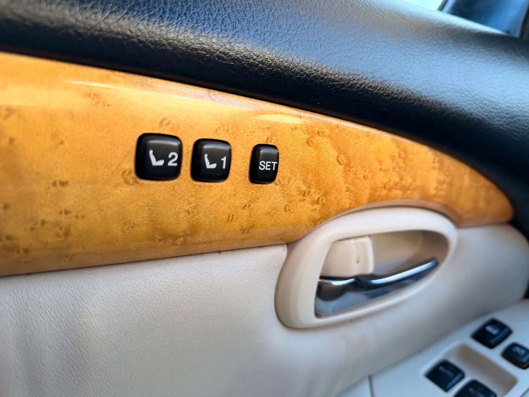 Used 2003 Lexus SC 430 Convertible RWD image 24