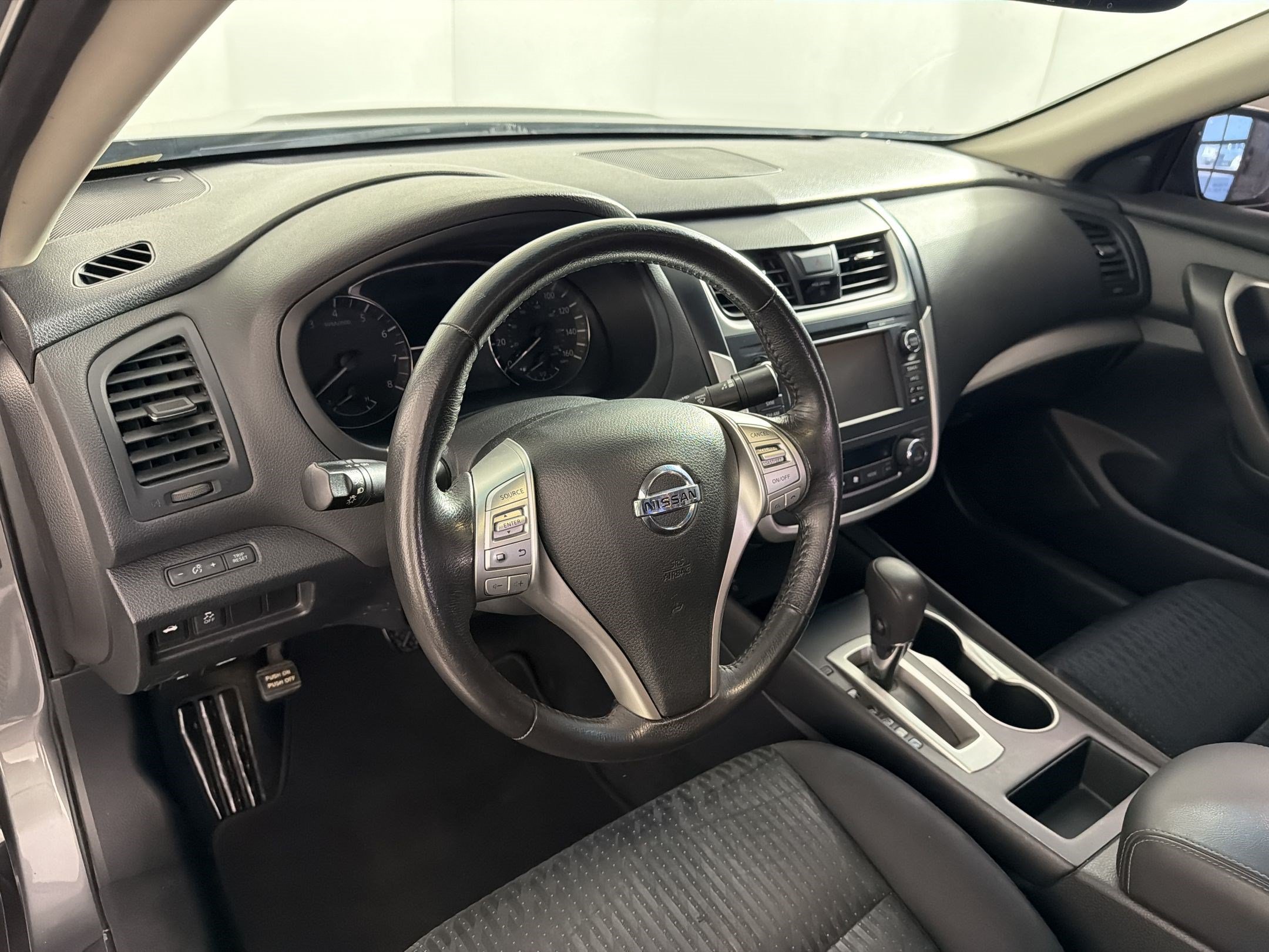 Used 2016 Nissan Altima 2.5 SV w/ Convenience Package FWD image 4