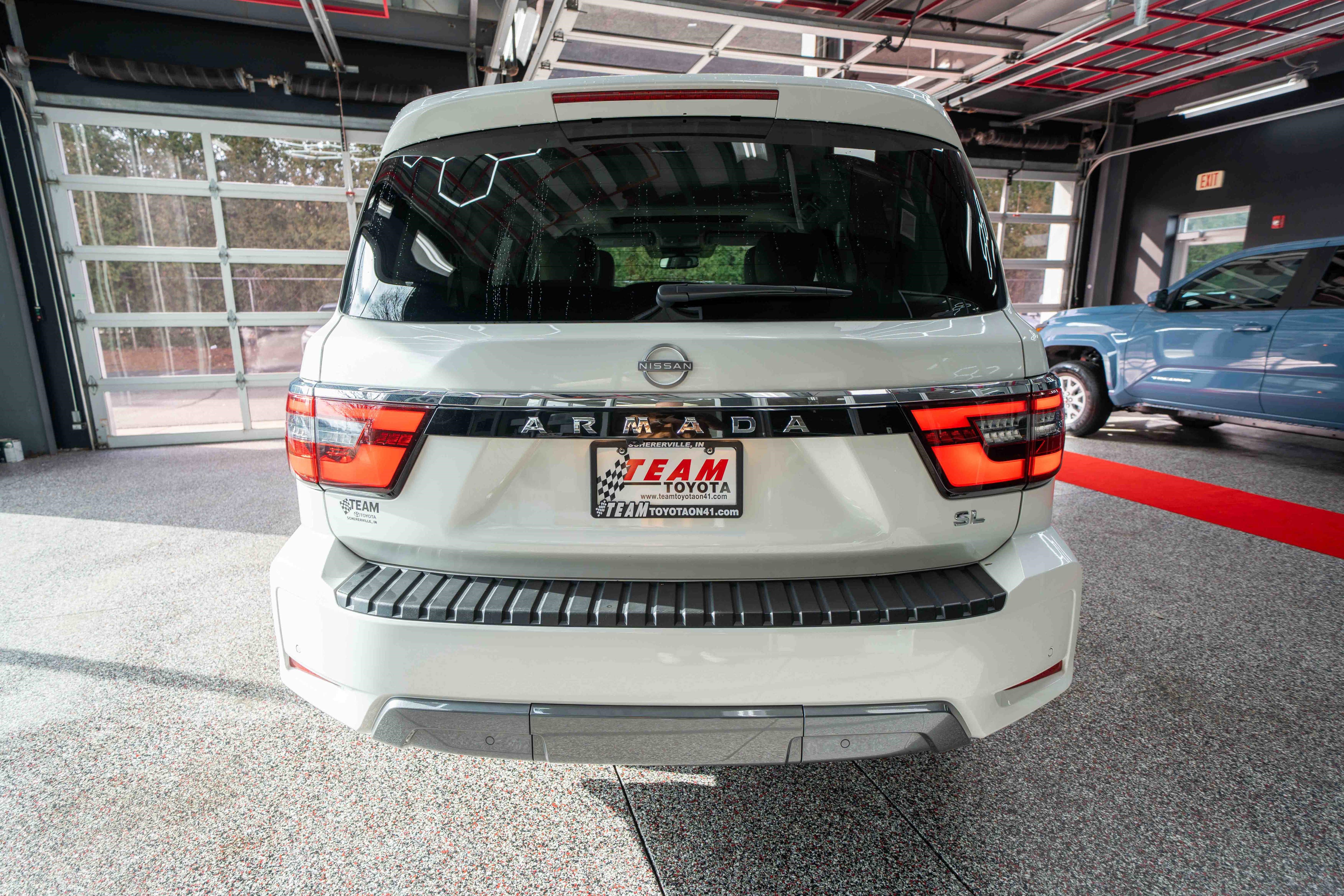 Used 2024 Nissan Armada SL w/ Captain's Chairs Package image 3