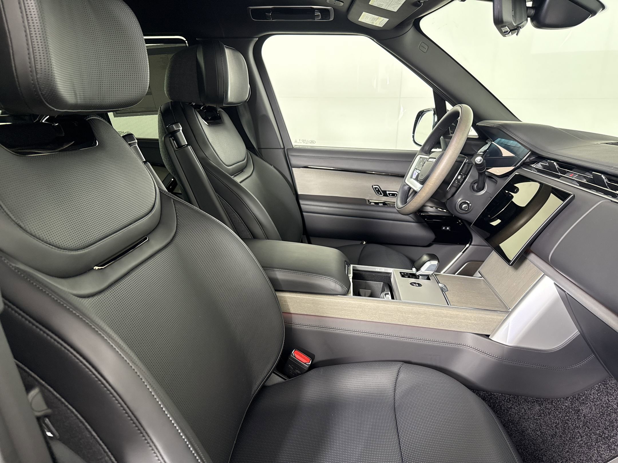 New 2026 Land Rover Range Rover SV image 27