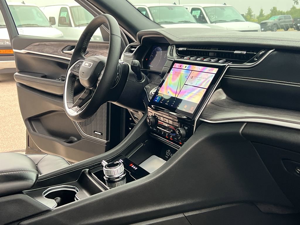 Used 2024 Jeep Grand Cherokee Limited w/ Luxury Tech Group II image 30