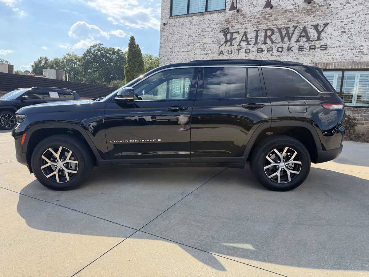 Used 2025 Jeep Grand Cherokee Limited w/ Luxury Tech Group II AWD/4WD image 9