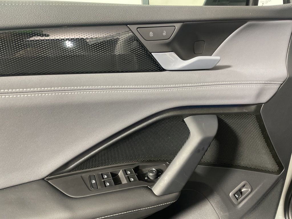 New 2026 Volkswagen Tiguan SE R-Line AWD/4WD image 9