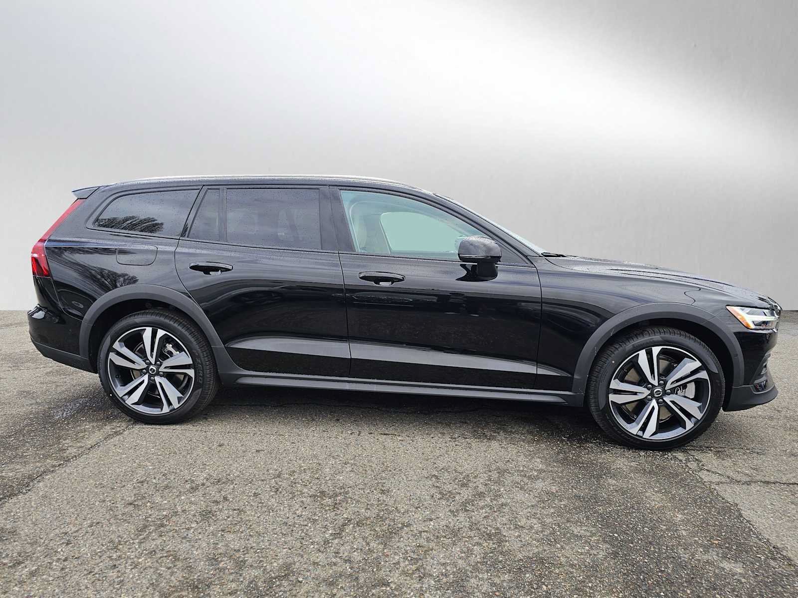 New 2026 Volvo V60 B5 Cross Country Plus w/ Protection Package Premier AWD/4WD image 2