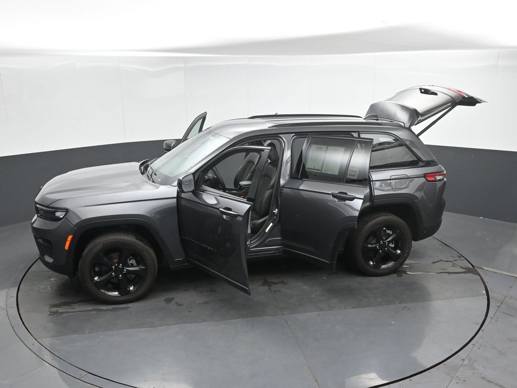 Used 2025 Jeep Grand Cherokee Altitude AWD/4WD image 51