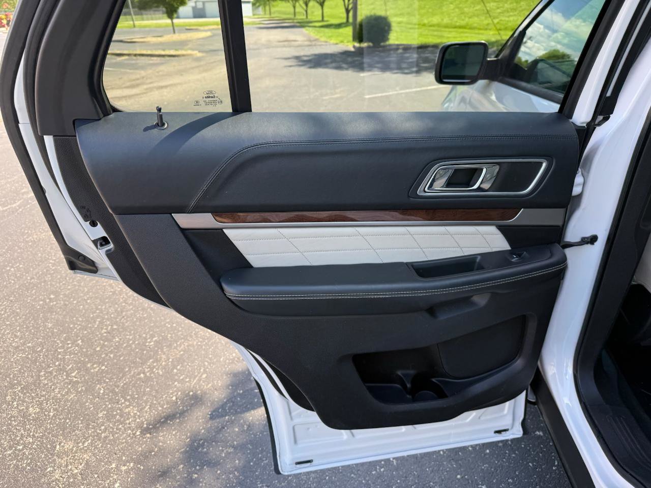 Used 2016 Ford Explorer Platinum image 12