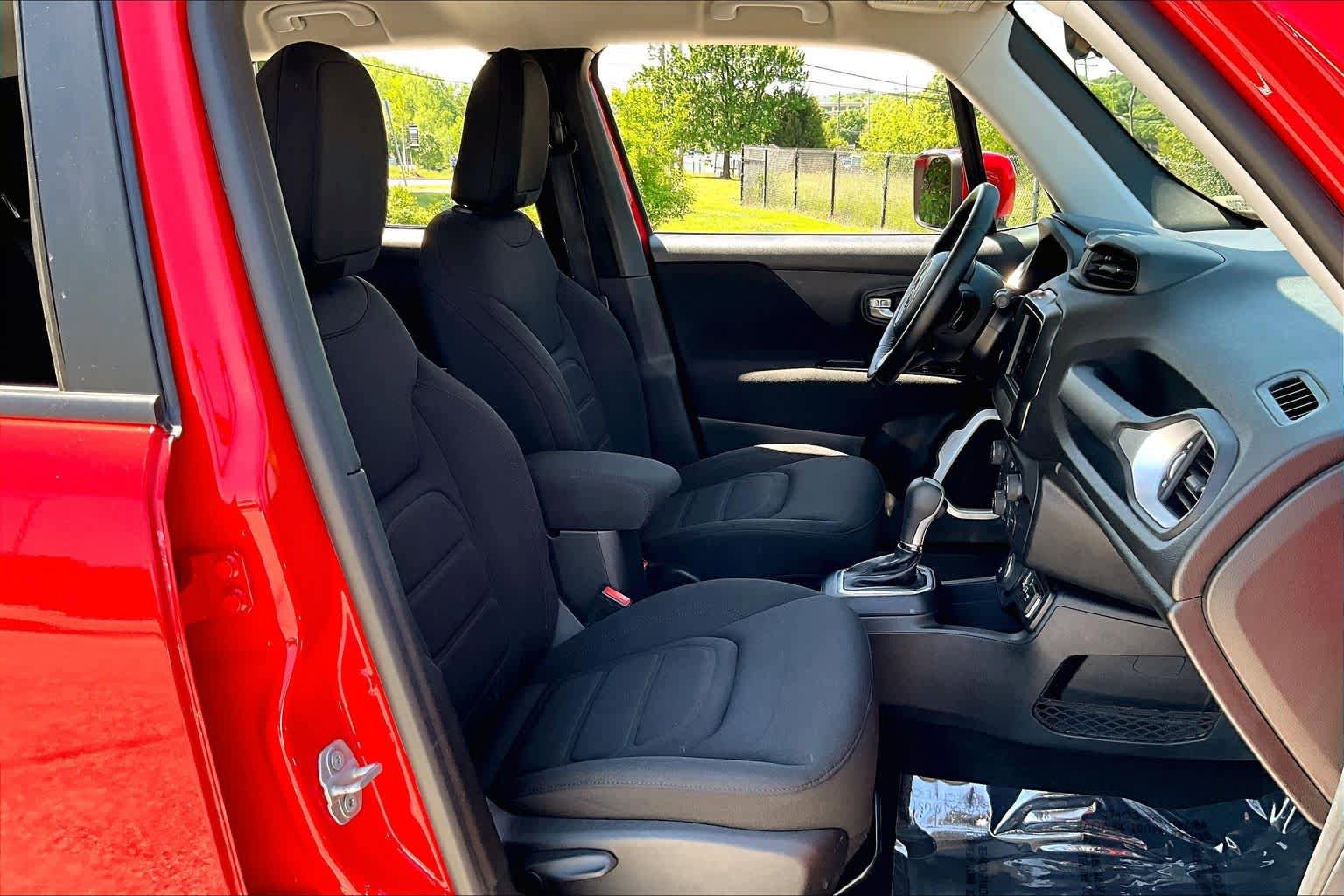 Used 2018 Jeep Renegade Latitude w/ Cold Weather Group AWD/4WD image 9