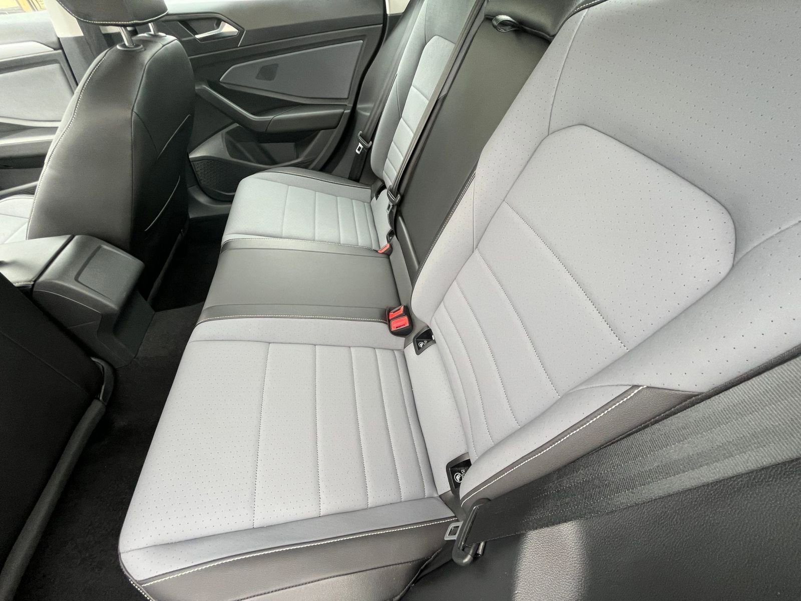 Used 2025 Volkswagen Jetta SE image 28