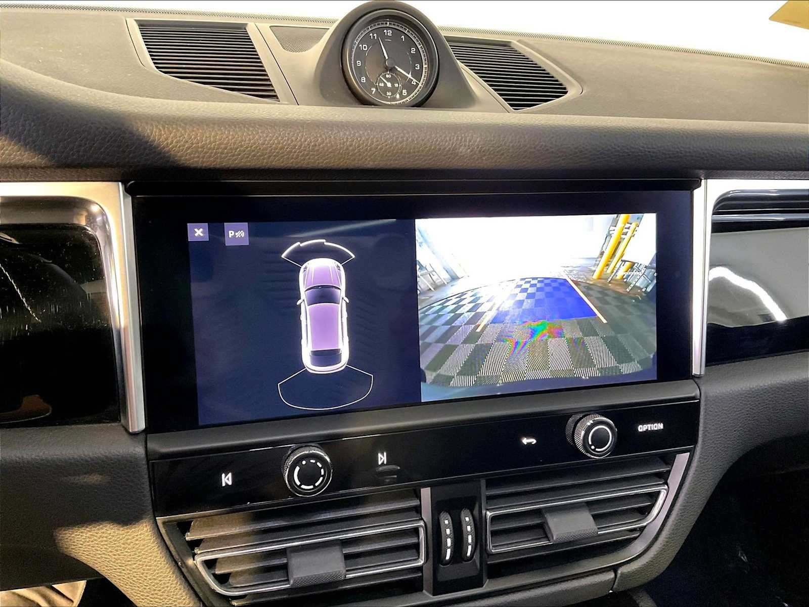 Certified 2023 Porsche Macan AWD/4WD image 31