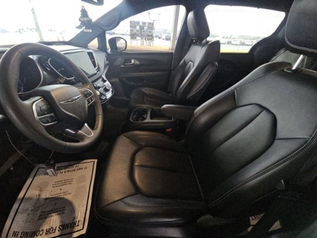 Used 2025 Chrysler Pacifica Select image 5